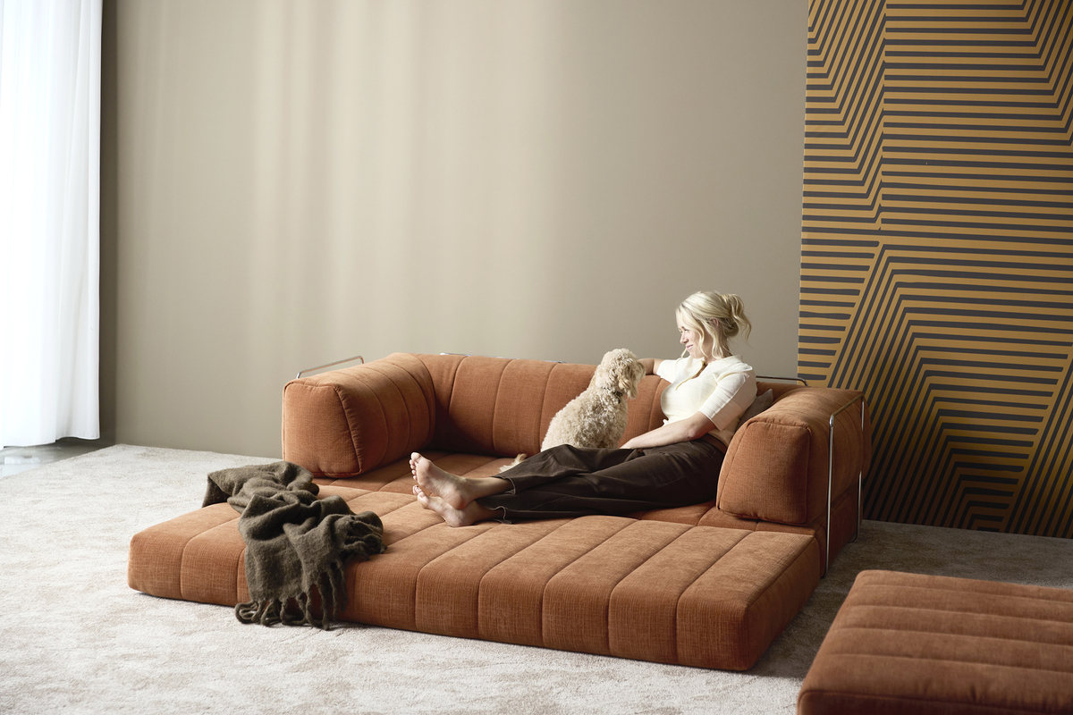 CozyPad Innovation Living en position lit avec les coussins de dossier repositionnés, tissu 412 Esina Rust Orange