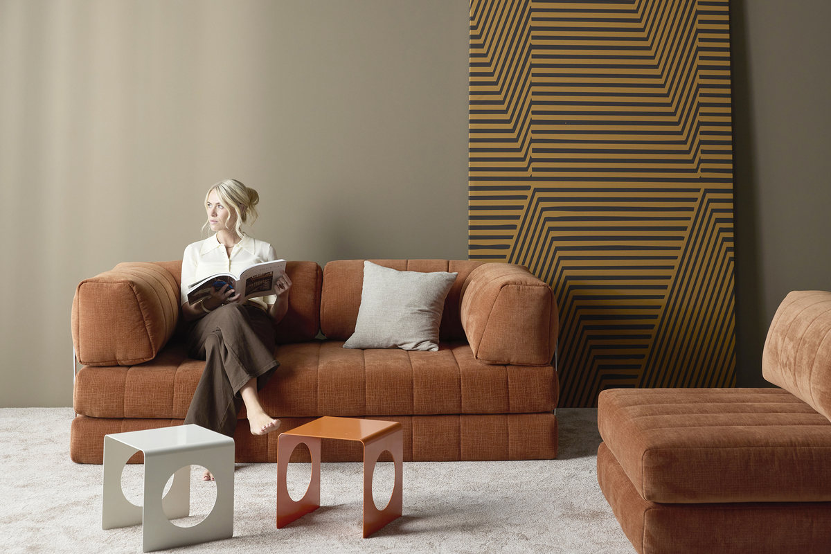 CozyPad Innovation Living dans un salon, coussins d'accoudoir inclinés et barre chromée, tissu 412 Esina Rust Orange
