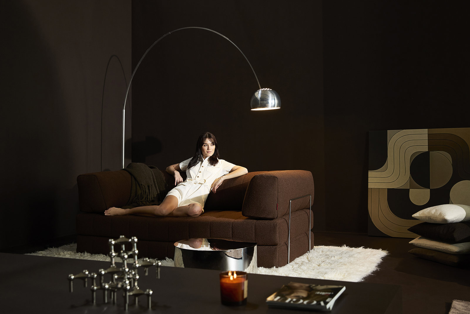 Canapé convertible CozyPad en tissu 359 Taura Cappuccino dans un salon sombre