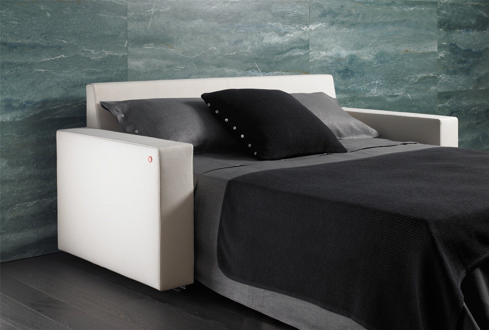 Canapé convertible BK 101 ouvert en lit, linge de lit gris foncé