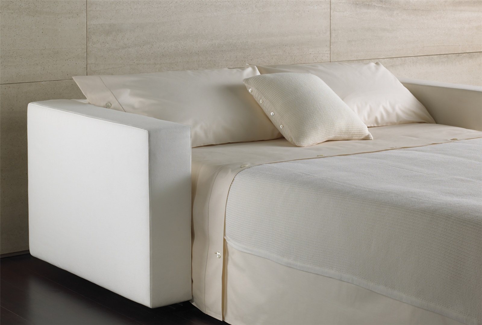 Canapé convertible BK 103 ouvert en lit, accoudoir carré au premier plan