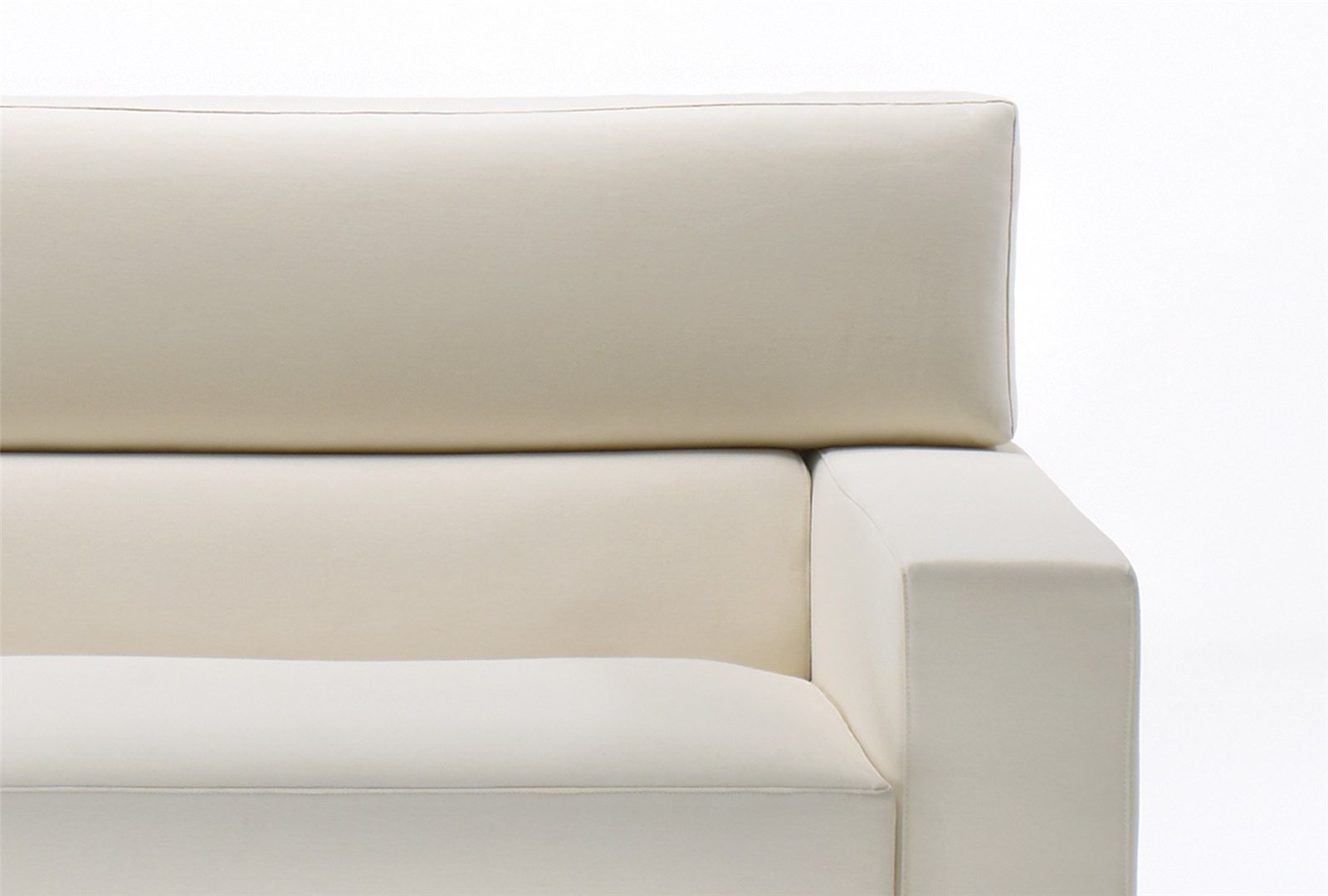 Détail du coussin de dossier haut et de l'accoudoir du BK 104