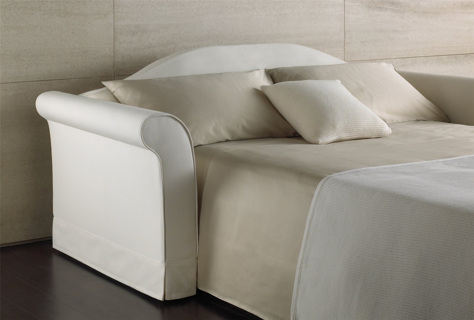 Canapé convertible BK 105 ouvert en lit, accoudoir enroulé au premier plan