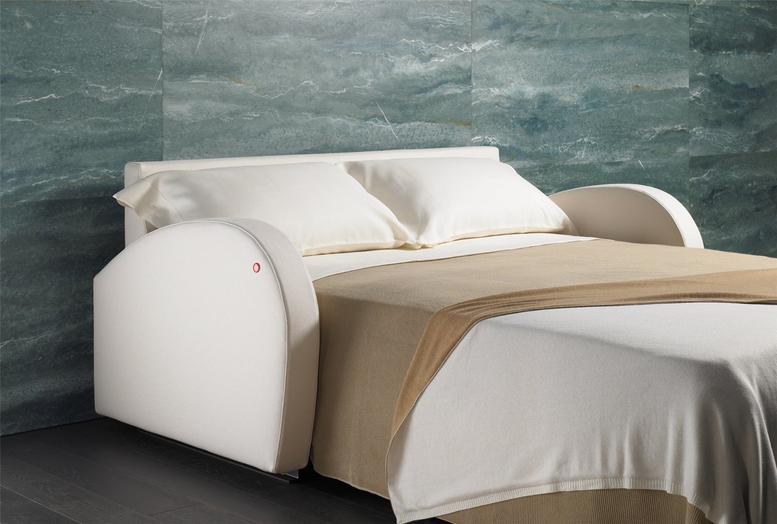 Canapé convertible BK 107 ouvert en lit, accoudoir arrondi au premier plan
