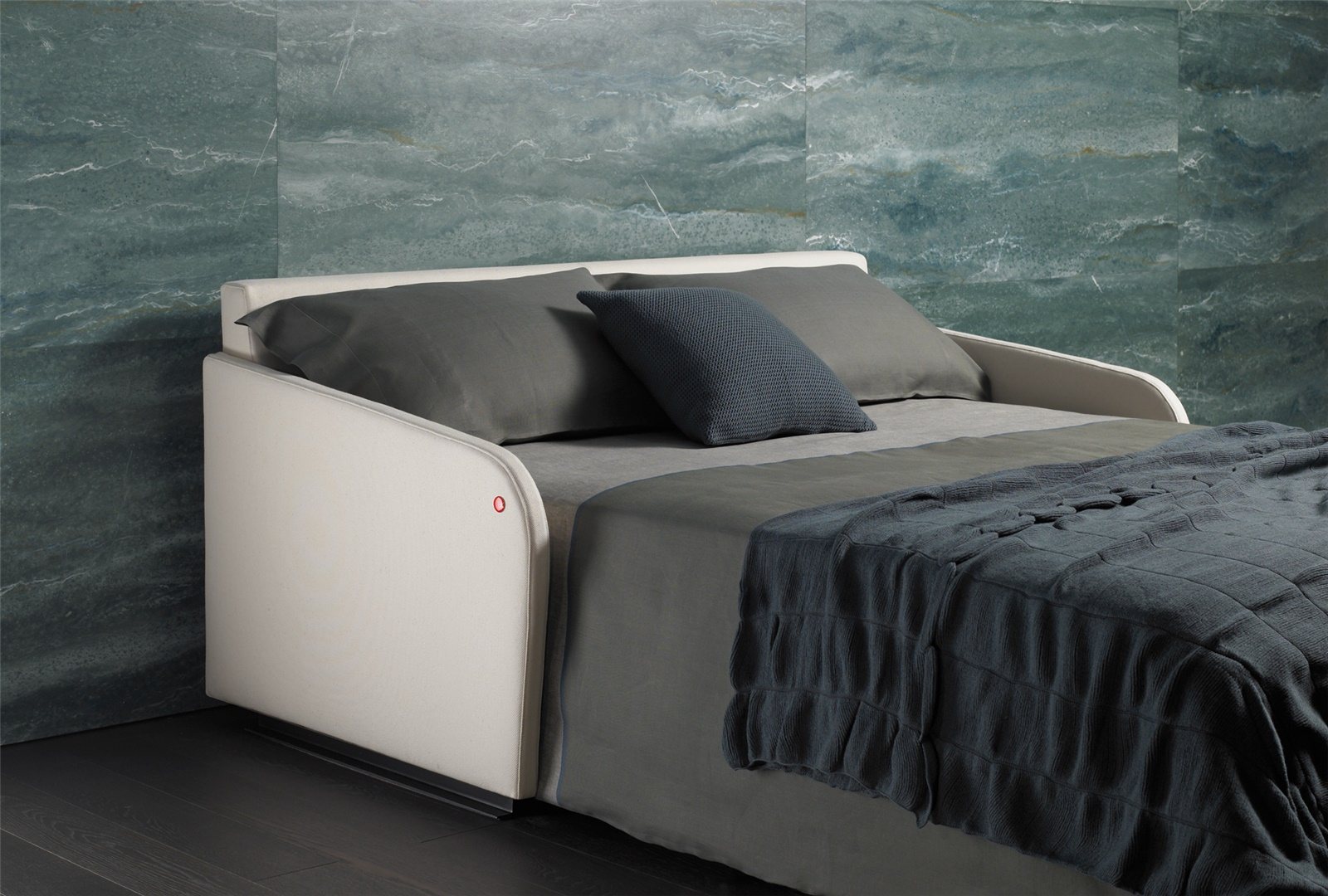 Canapé convertible BK 108 ouvert en lit, accoudoir fin au premier plan