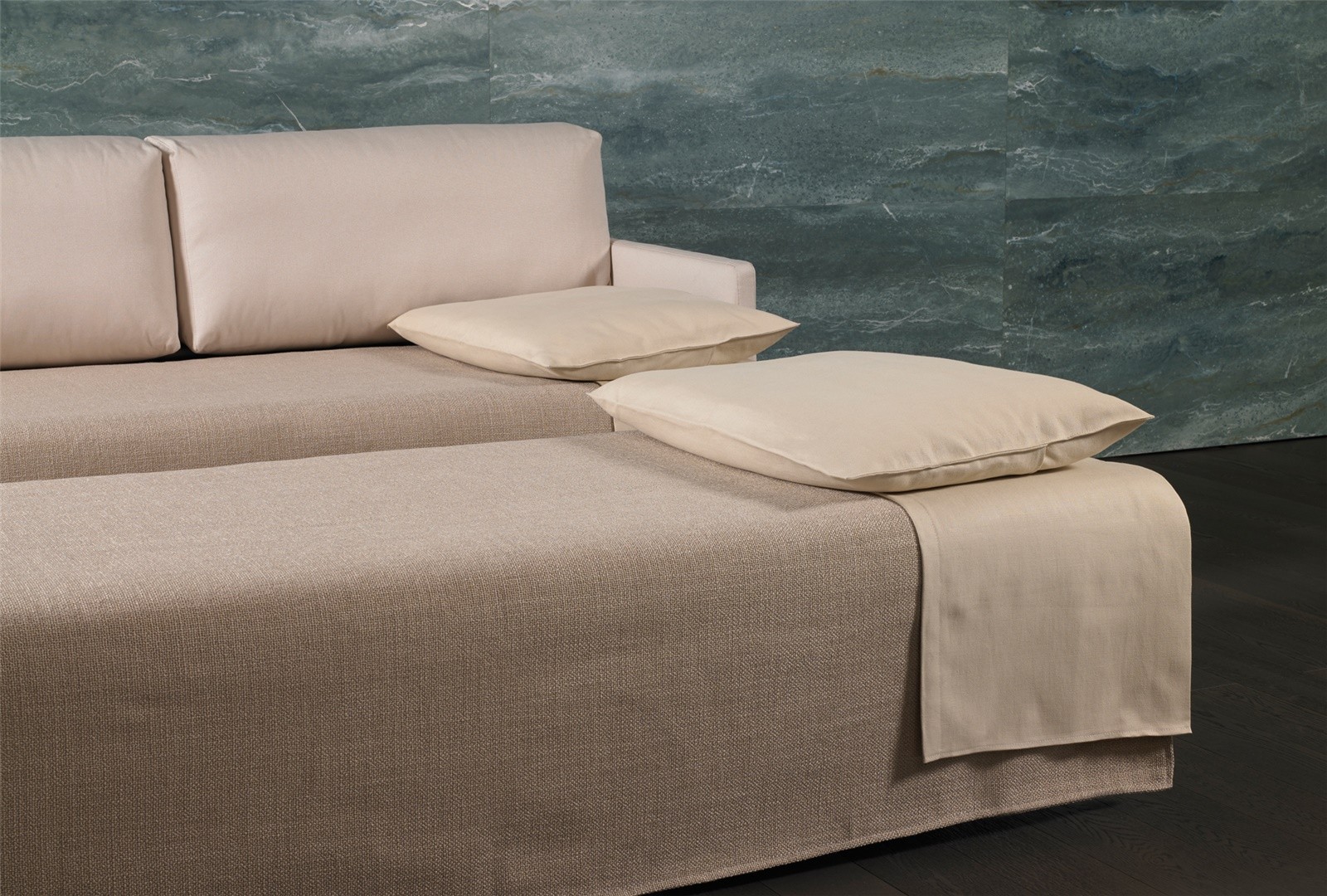Canapé gigogne BK 115 ouvert, lit gigogne relevé contre le lit du dessus