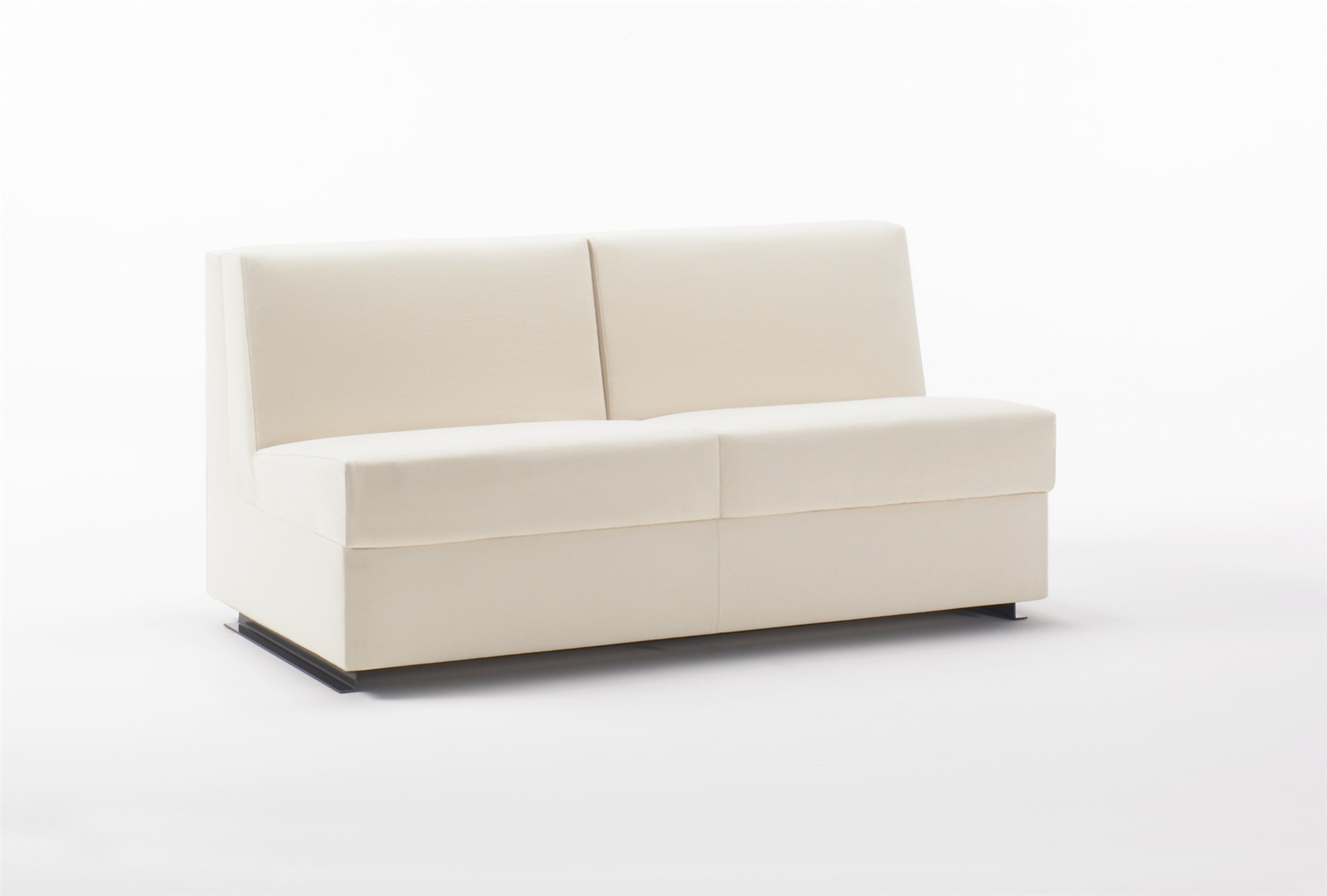Canapé convertible BK 117 fermé, vu de trois quarts