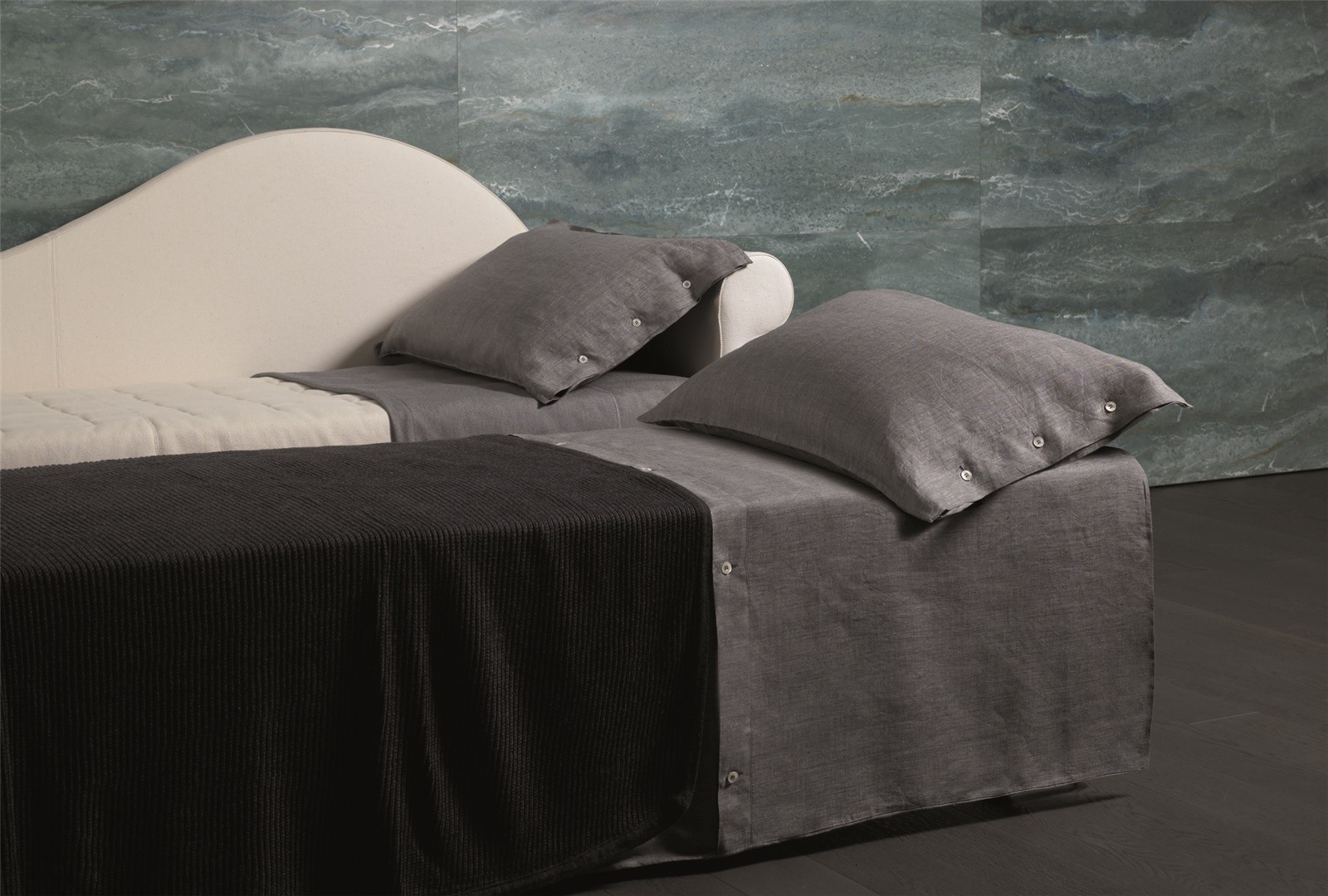 Canapé gigogne BK 125 ouvert, lit gigogne relevé contre le lit du dessus