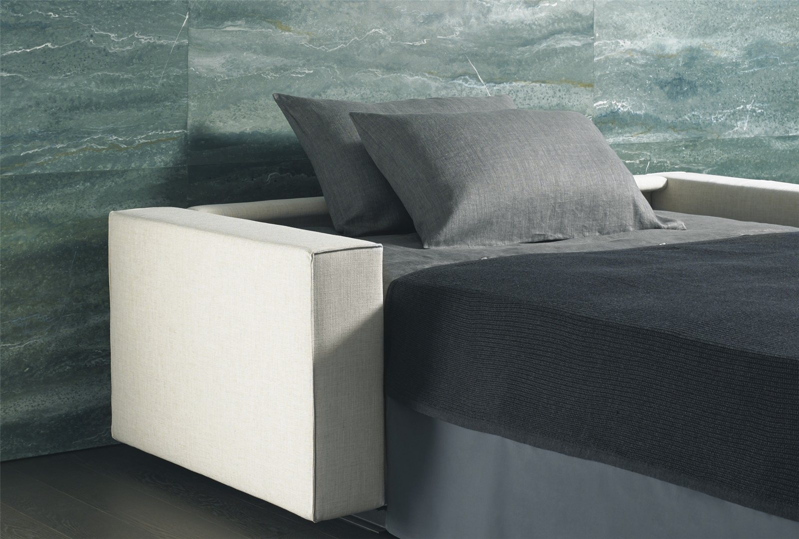 Canapé convertible BK 126 ouvert en lit, accoudoir carré au premier plan