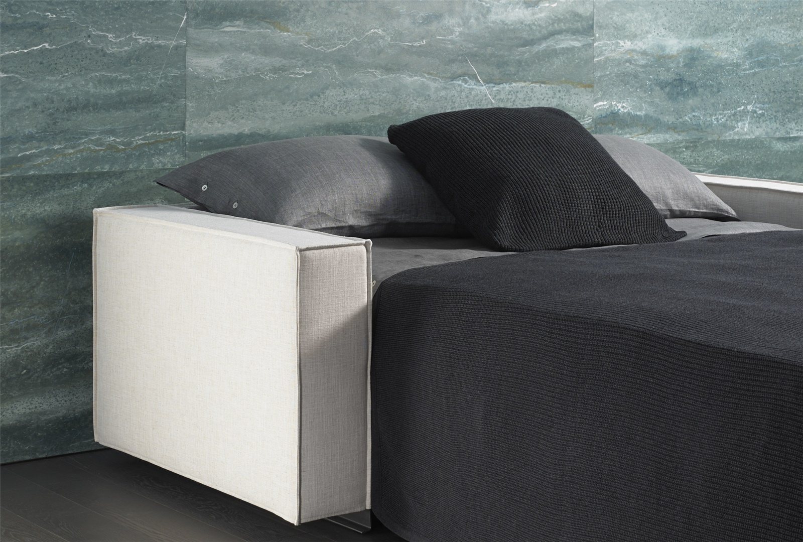 Canapé convertible BK 126 Special ouvert en lit, accoudoir au premier plan