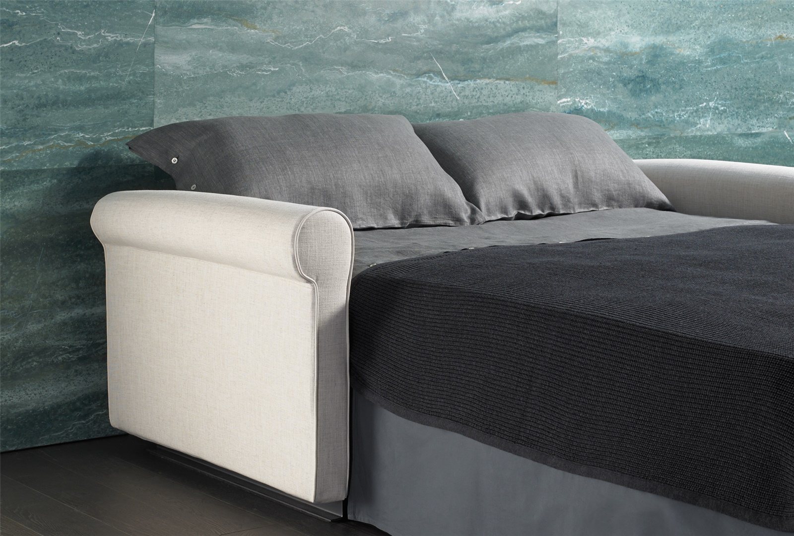 Canapé convertible BK 127 ouvert en lit, accoudoir roulé au premier plan