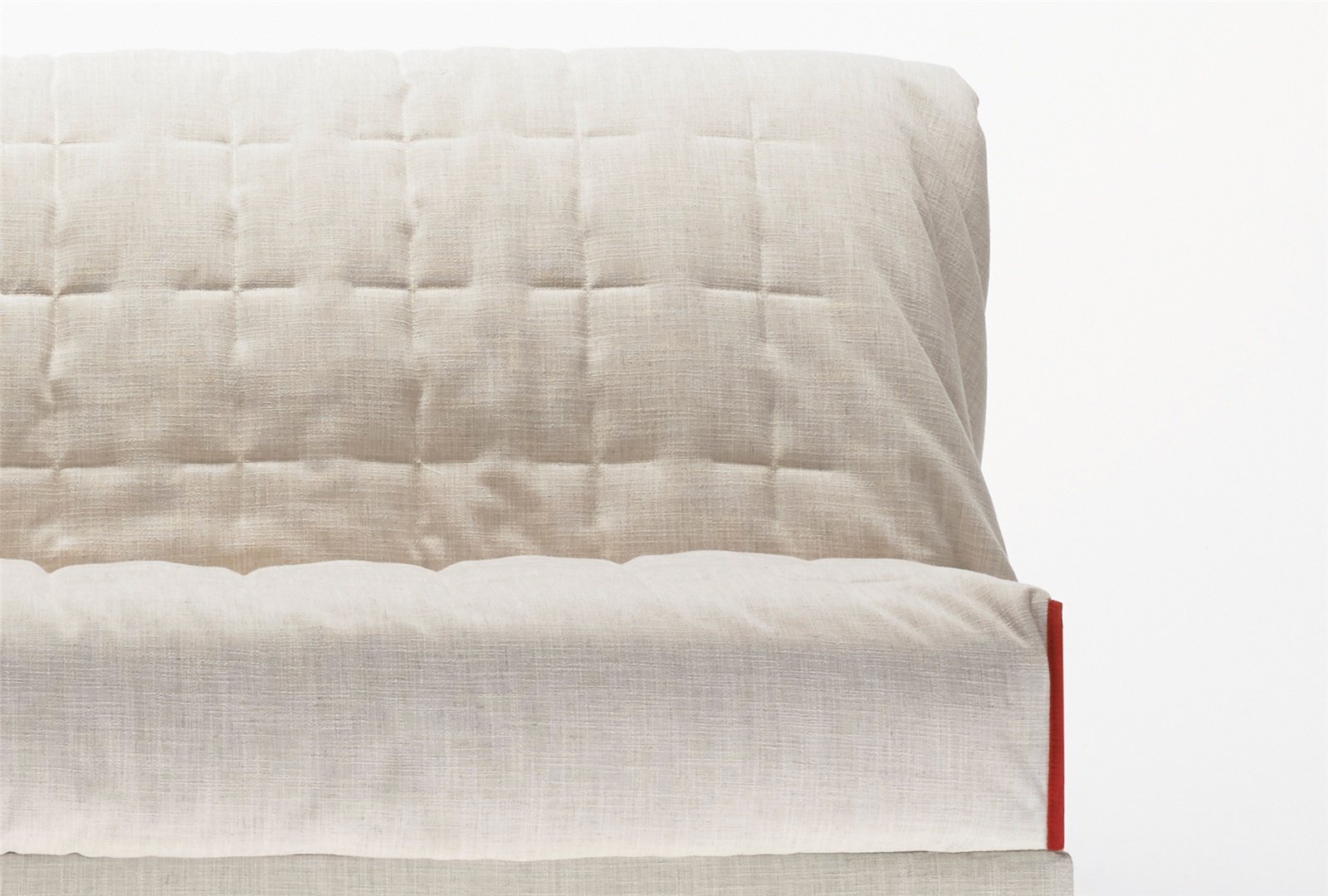 Détail du couvre-lit matelassé surpiqué en croix du BK 128