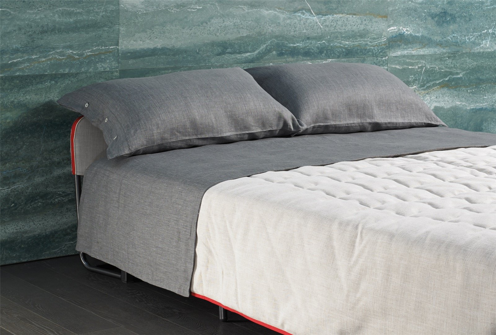 Canapé convertible BK 128 ouvert en lit double dans une chambre