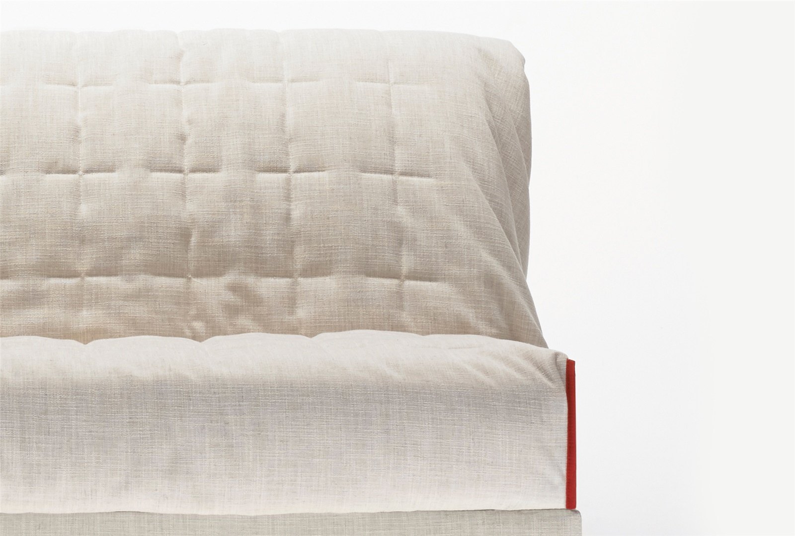 Détail du couvre-lit matelassé surpiqué en croix du BK 129