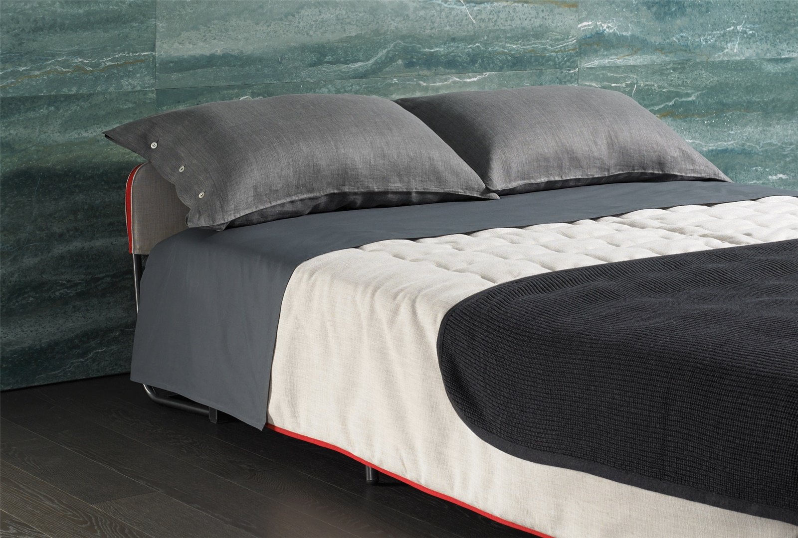 Canapé convertible BK 129 ouvert en lit double dans une chambre