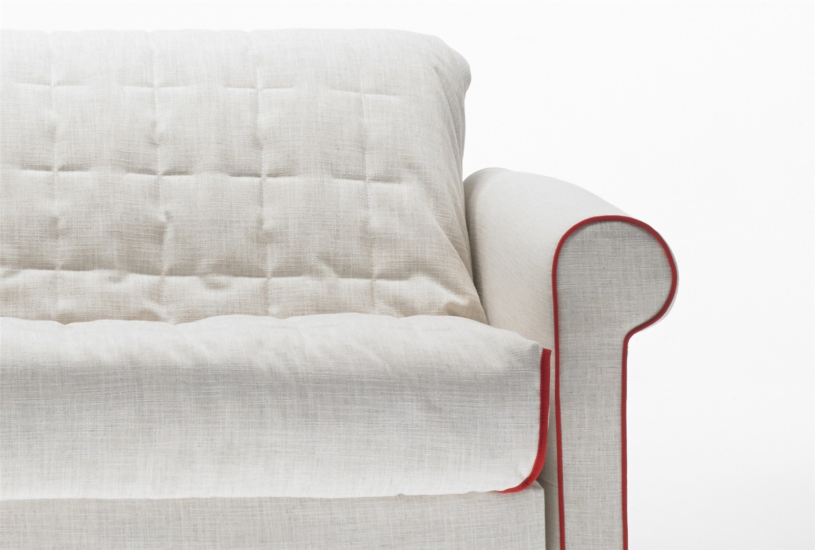 Détail de l'accoudoir roulé et du couvre-lit matelassé du BK 129 Classic