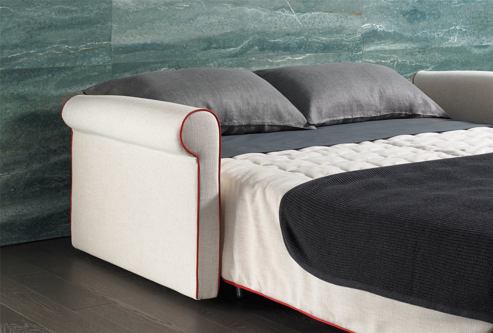 Canapé convertible BK 129 Classic ouvert en lit double, accoudoir roulé