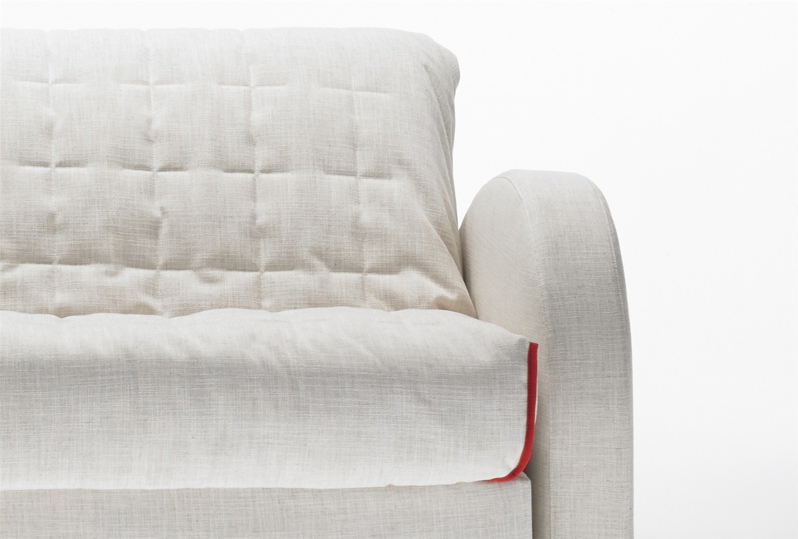 Détail de l'accoudoir galbé et du couvre-lit matelassé du BK 129 Vintage