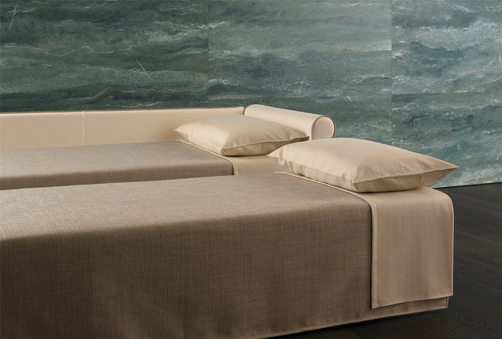 Canapé gigogne BK 160 Sofa ouvert, lit gigogne relevé contre le lit du dessus
