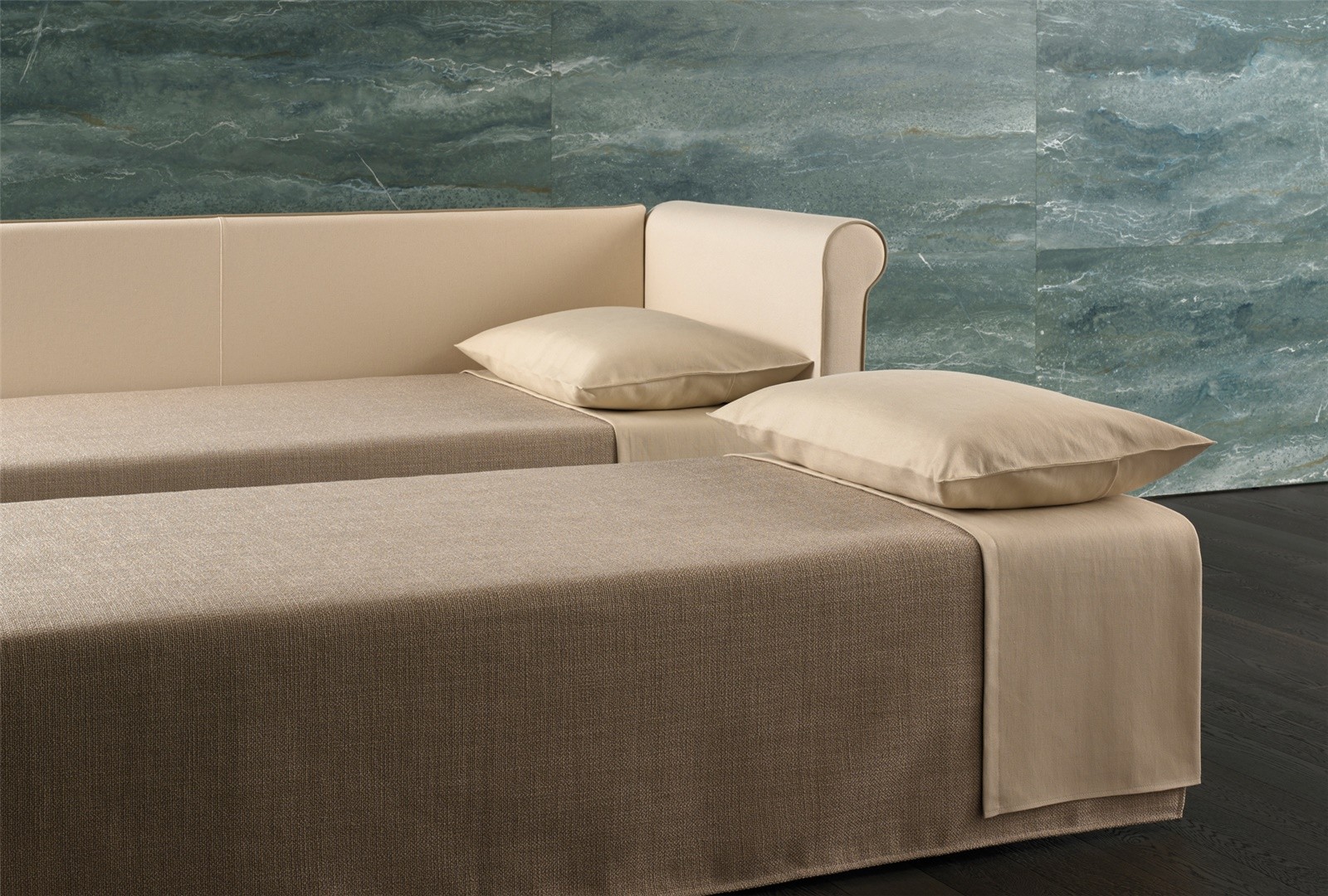 Canapé gigogne BK 161 Sofa Twice ouvert, lit gigogne relevé contre le lit du dessus