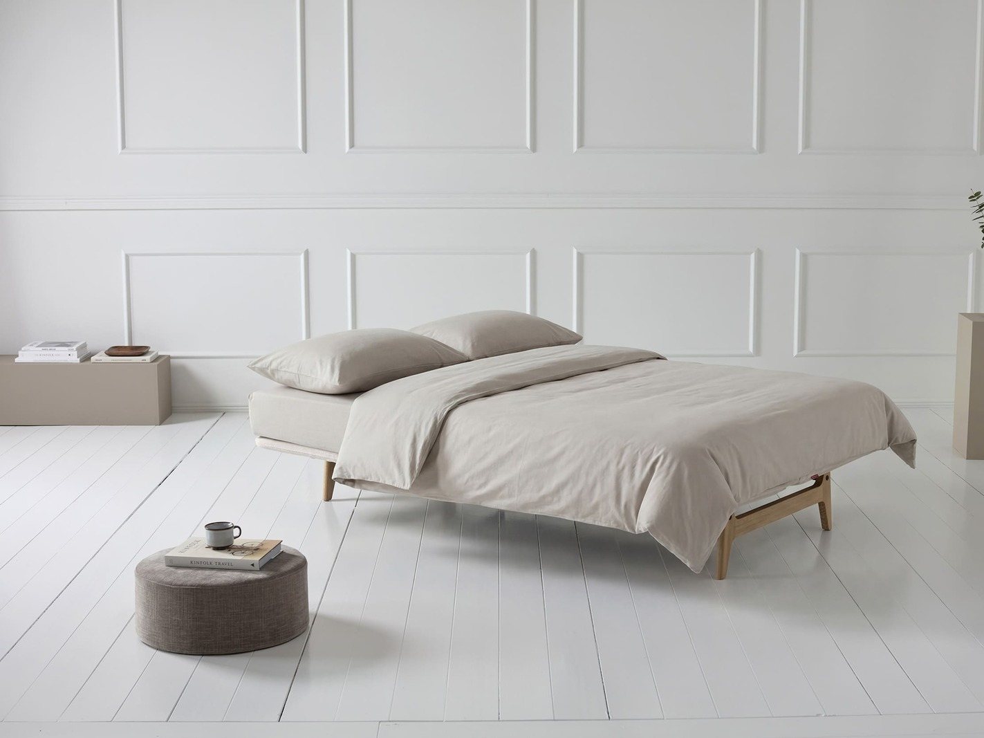 Canape convertible Aslak Innovation Living dans un salon, position canape, pieds chene