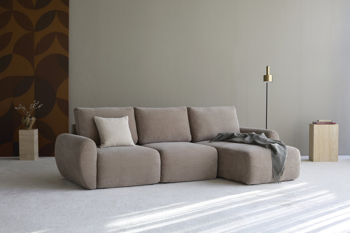 Canapé convertible d'angle Norum scandinave accoudoirs Curve en Esina Mocha, en situation