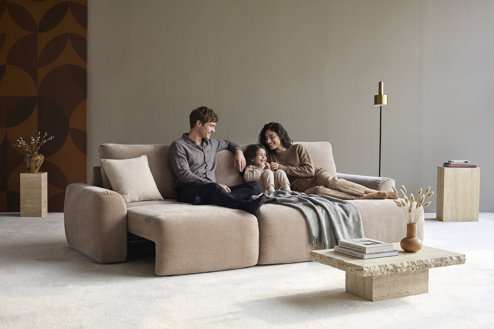 Canapé convertible d'angle Norum scandinave avec méridienne en Esina Mocha, ambiance salon