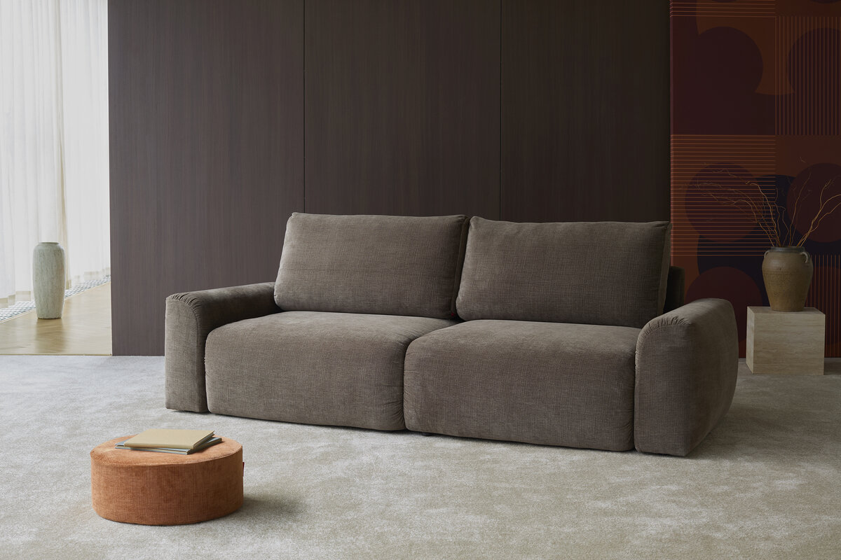Canapé convertible Norum scandinave droit accoudoirs Chunky en Esina Cedar Brown, en situation