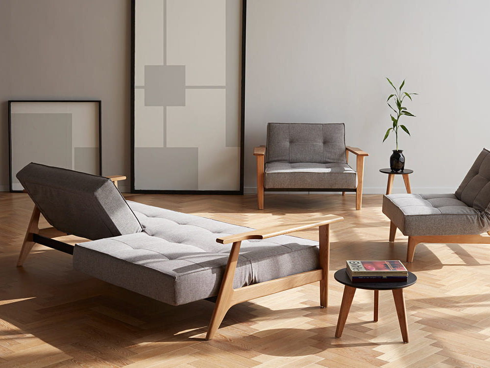 Splitback Frej Innovation Living et fauteuils assortis en chêne dans un salon scandinave