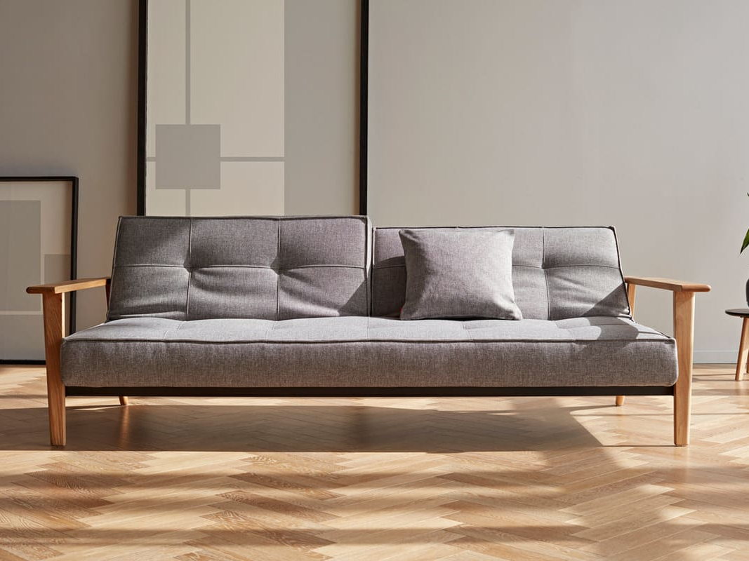 Canapé convertible scandinave Splitback Frej Innovation Living en chêne, tissu 521 Mixed Dance Grey, position canapé