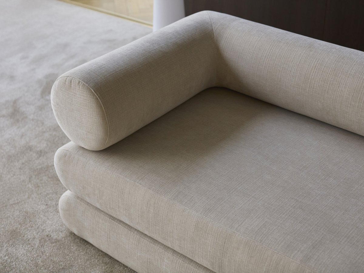 Circlus couchage deplie en ambiance salon, coloris Almond Beige, Innovation Living