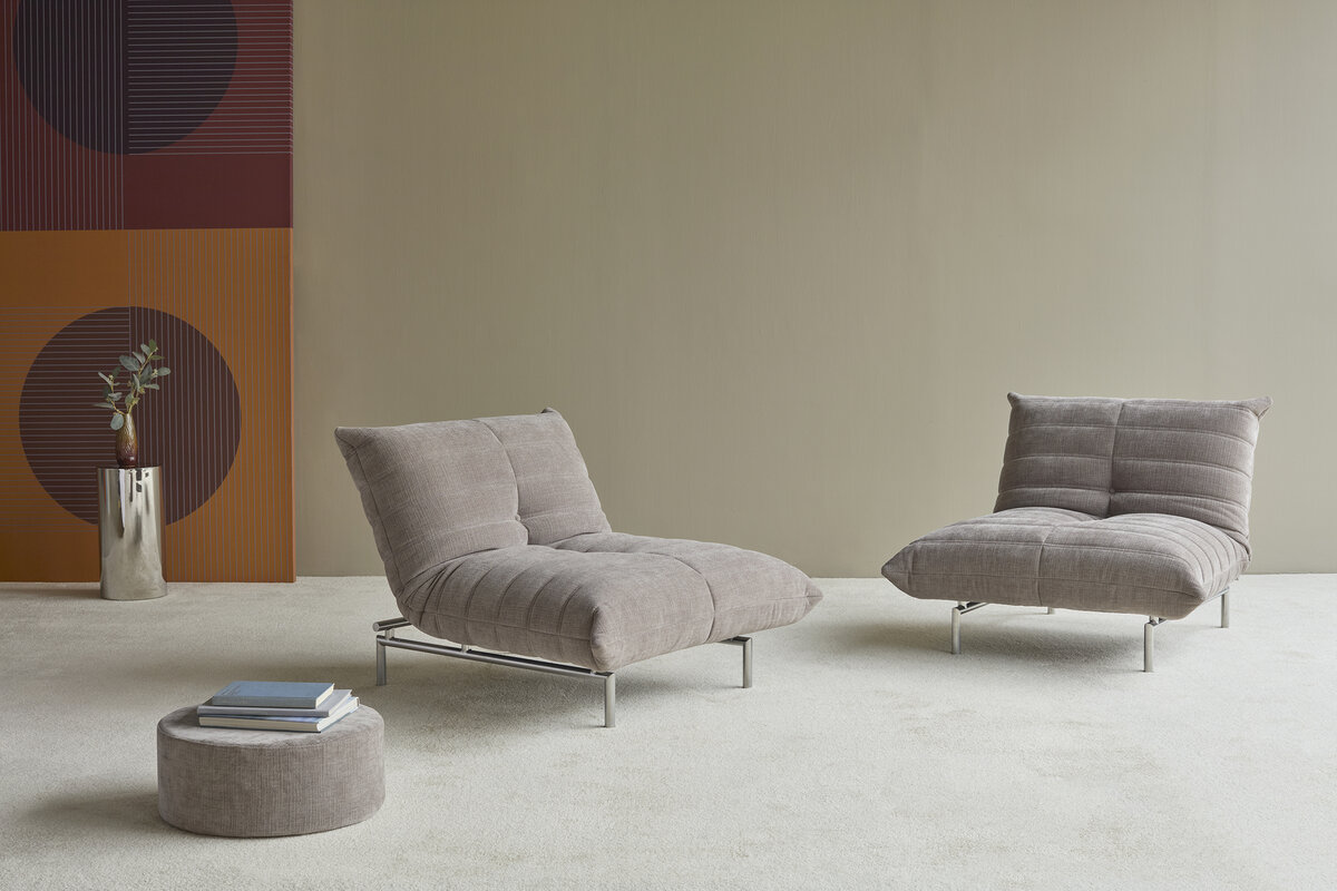Fauteuil convertible Mikunjo scandinave en situation dans un salon, Esina Truffle