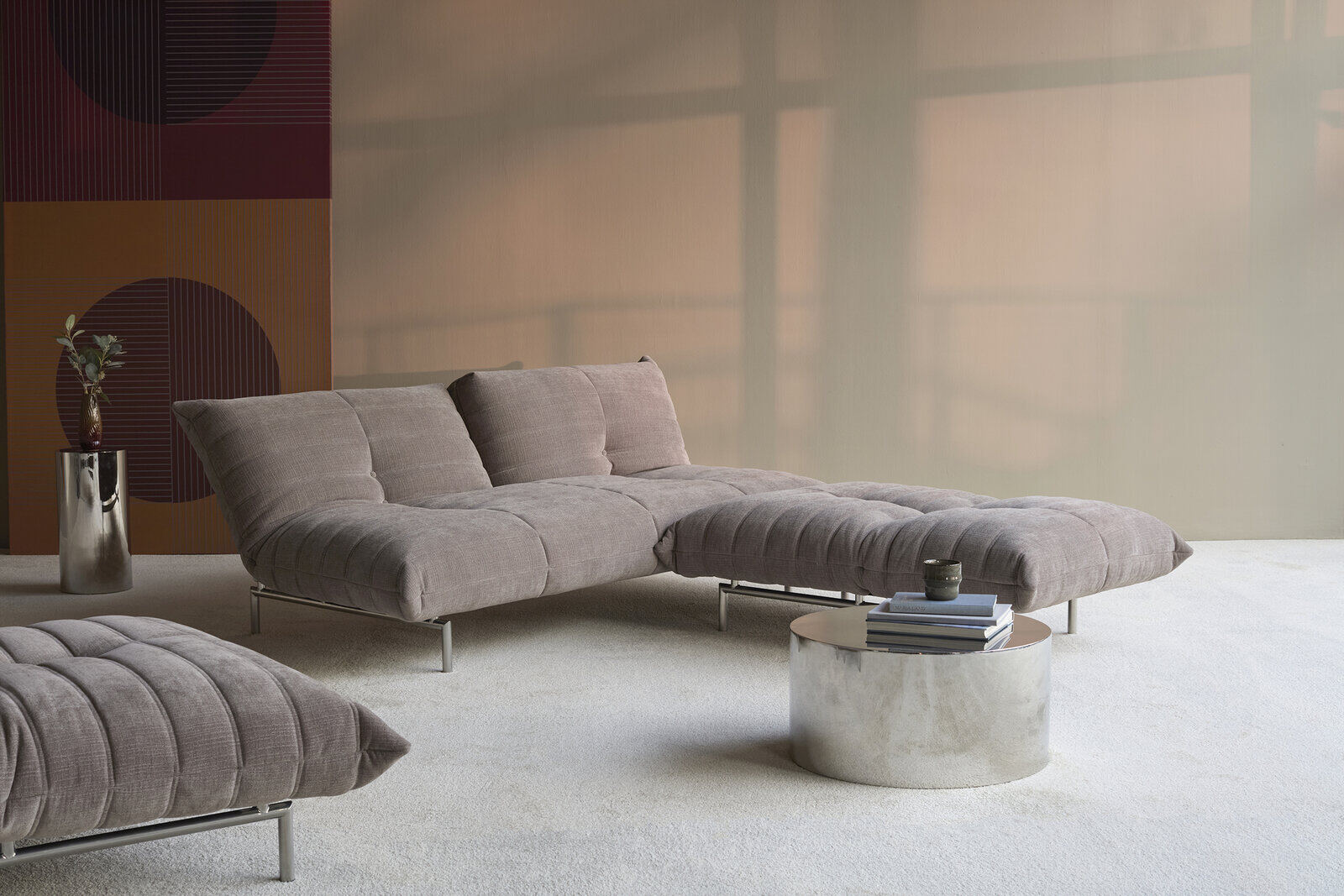 Fauteuil convertible Mikunjo scandinave modulaire en Esina Truffle, ambiance salon annees 70